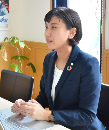 採用担当者メッセージのメッセージに追従する採用担当者の画像です。表情は真剣で、就活者のことを深く理解しようという気持ちが伝わってきます。